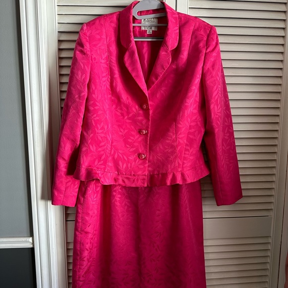 Size 16 - Le Suit - Pink - Picture 1 of 7